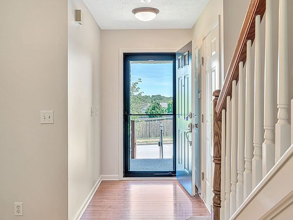 3rd image of 905 Glenridge Ln