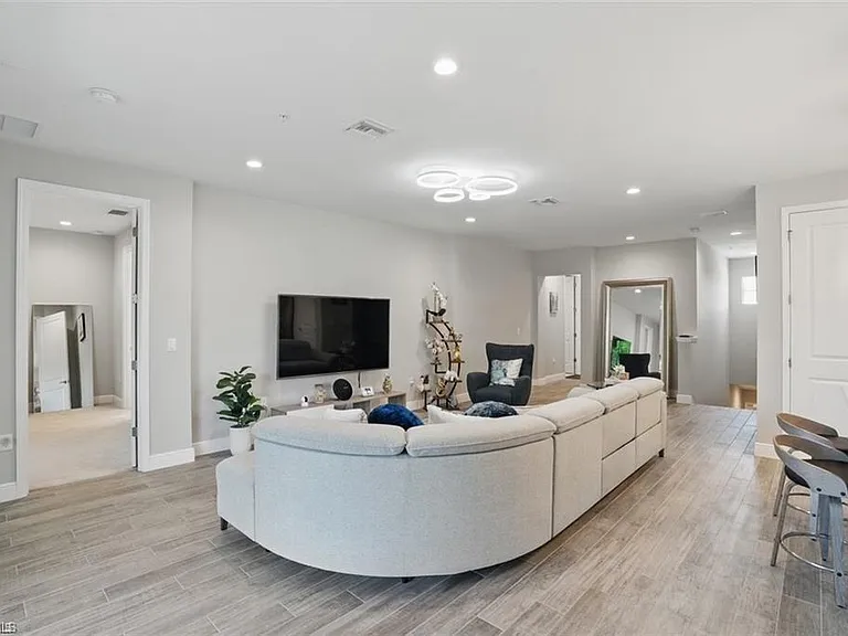 2567 Seychelles Dr #206 — Photo 5