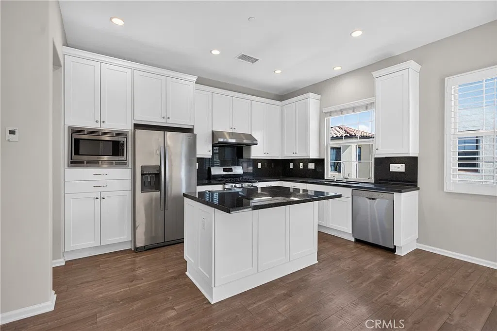 3 bed, 3.5 bath, 1658 sqft, $4,500 — Photo 2