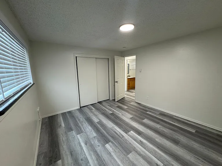 385 NW 6th St — Photo 22