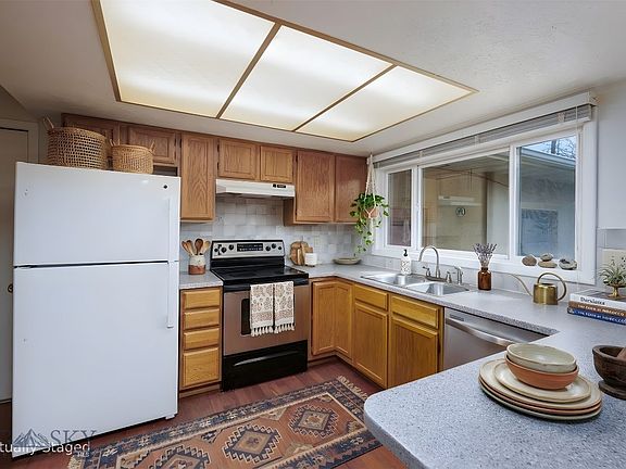 2nd image of 611 Meadowlark Ln