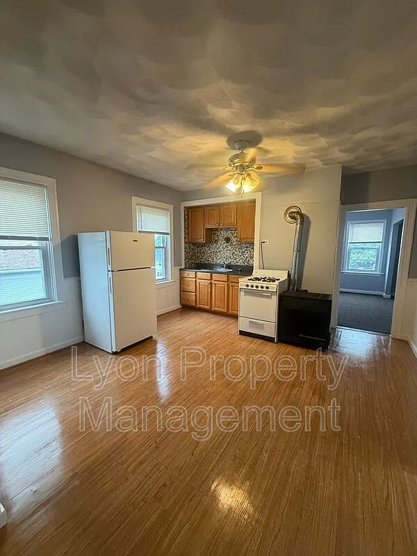 2 bed, 1.0 bath, $1,595 — Photo 2