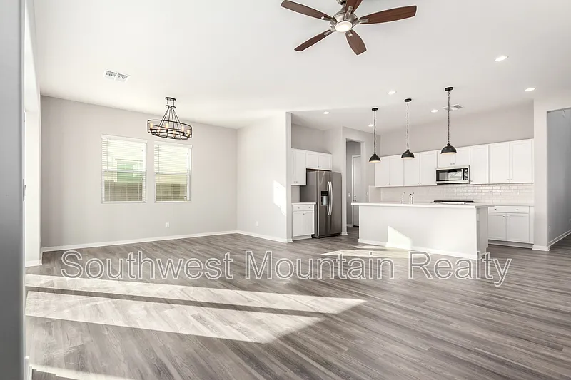 5 bed, 5.0 bath, 3469 sqft, $3,495 — Photo 4