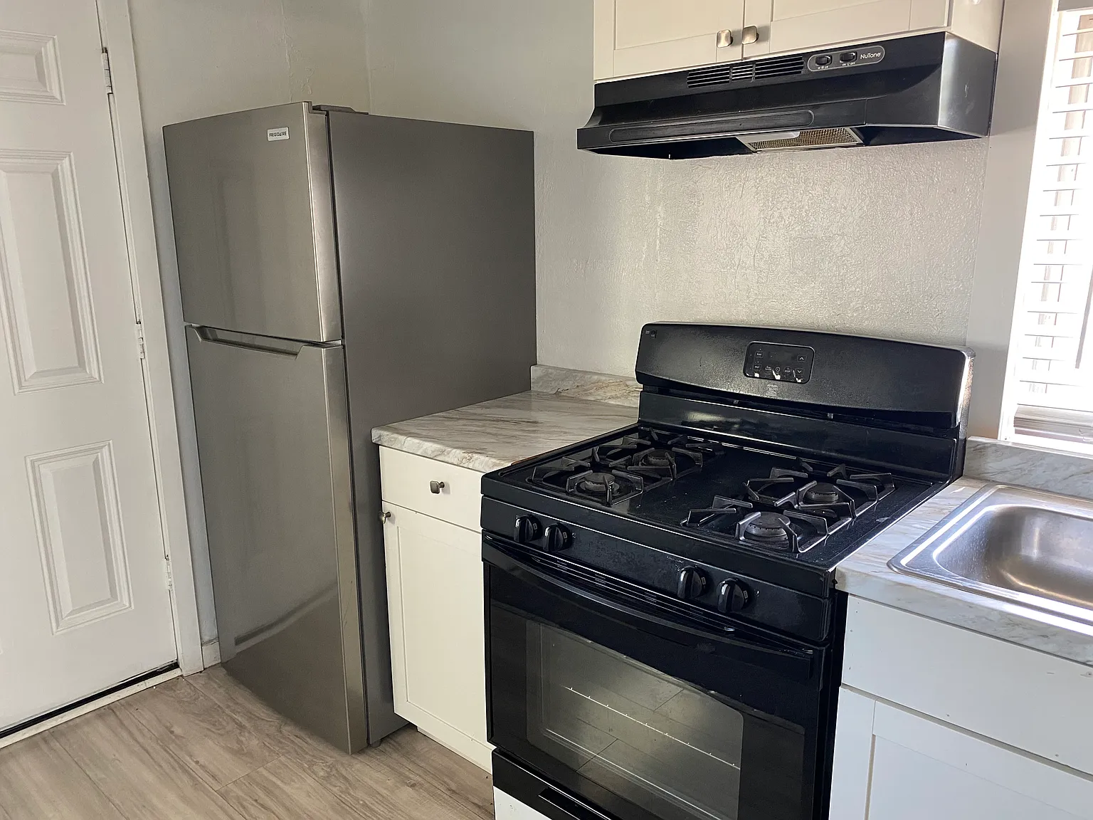 1 bed, 400 sqft, $1,200 — Photo 3