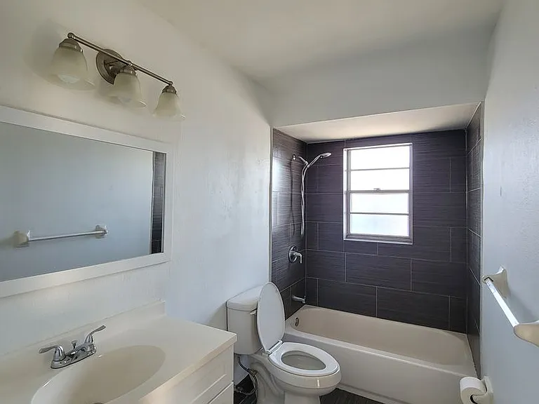 702 SE 47th St #3 — Photo 18