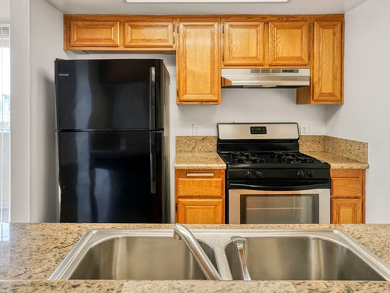 511 Carondelet Apartments — Photo 20