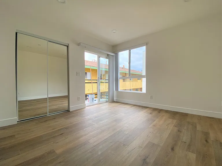 545 1/2 N Kingsley Dr — Photo 13
