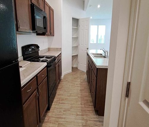 3rd image of 5831 Parkview Ln