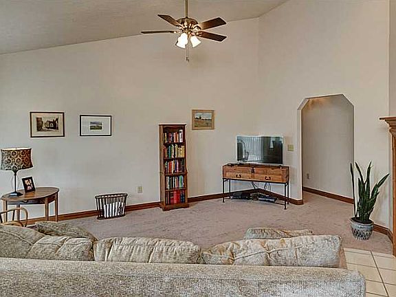 4th image of 935 Winston Ln