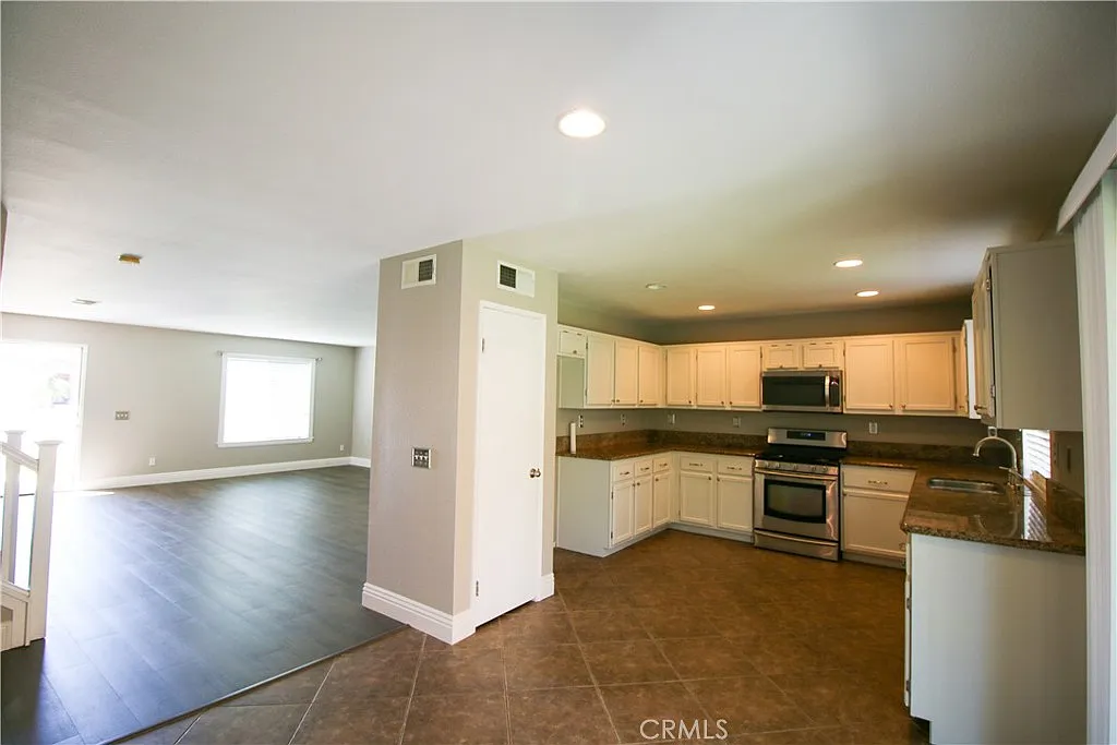 4 bed, 2.5 bath, 2459 sqft, $2,999 — Photo 4