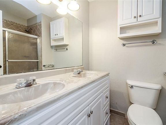4th image of 2105 Laurel Ln