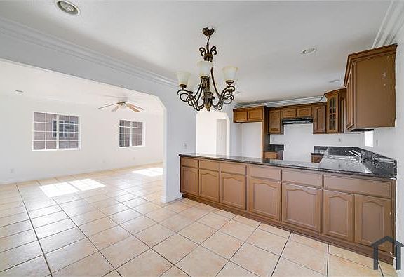 4th image of 423 W Century Blvd