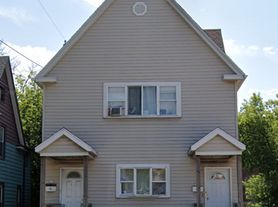 519-521 W Keefe Ave. (Duplex), 521 Upper
