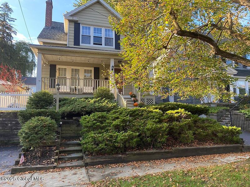 4th image of 4 Fairlawn Avenue