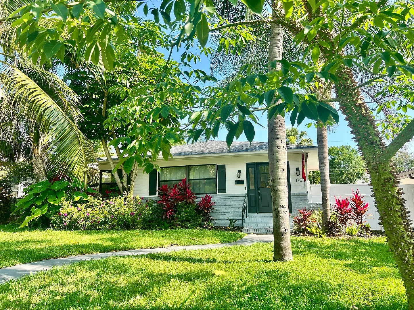 Fully Furnished 2/2 Old Ne Bungalow - Lease Term Through December 2026 — Photo 2