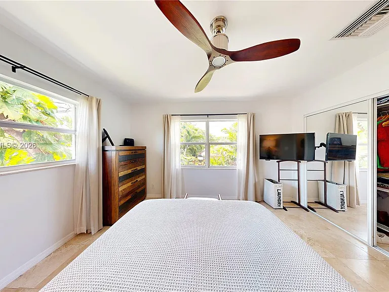 530 NE 15th Ct #7 — Photo 36