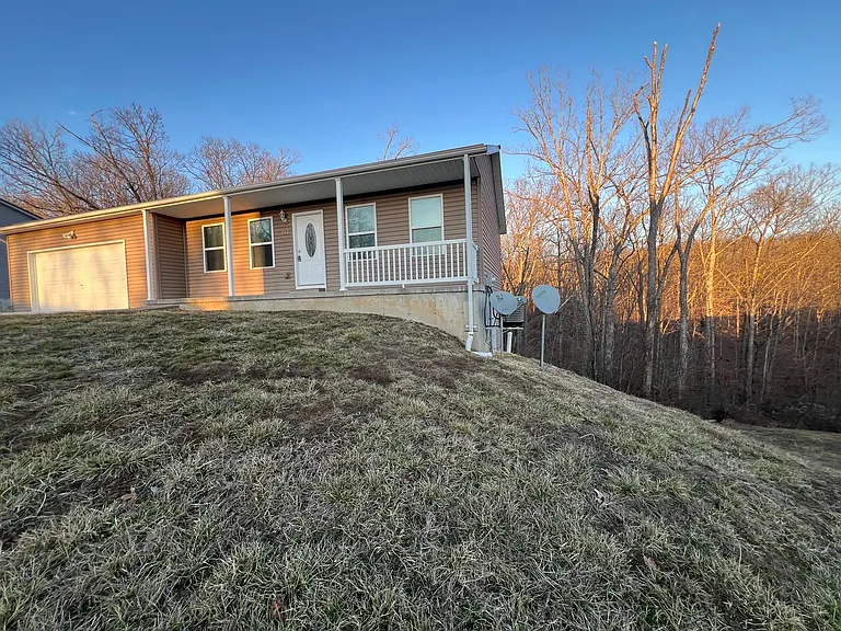 3 Bedroom 2 bath 2 car garage house — Photo 3