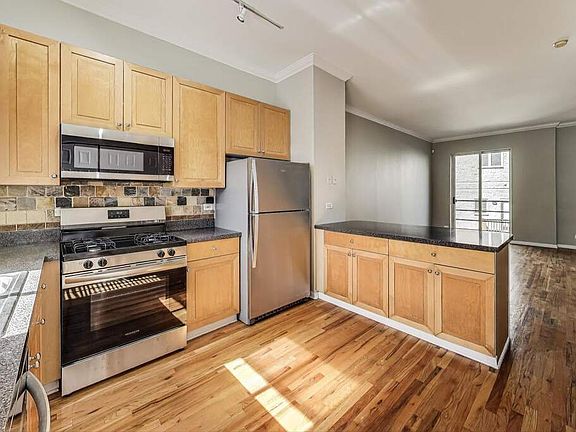 5th image of 1145 W Newport Ave #V