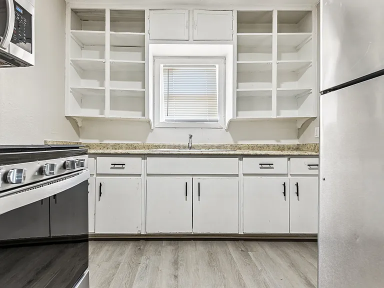 416 W 9th St #1 — Photo 4