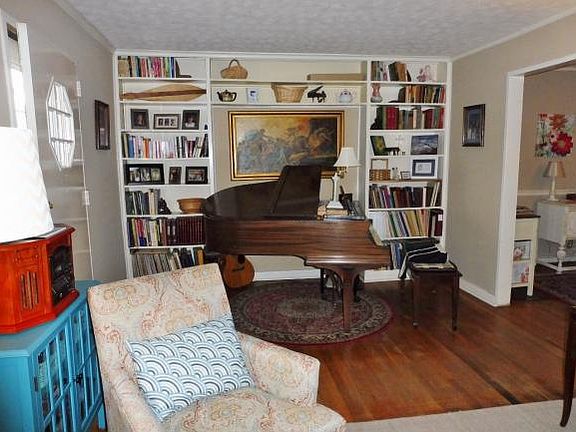 3rd image of 1552 Greenfield Ave