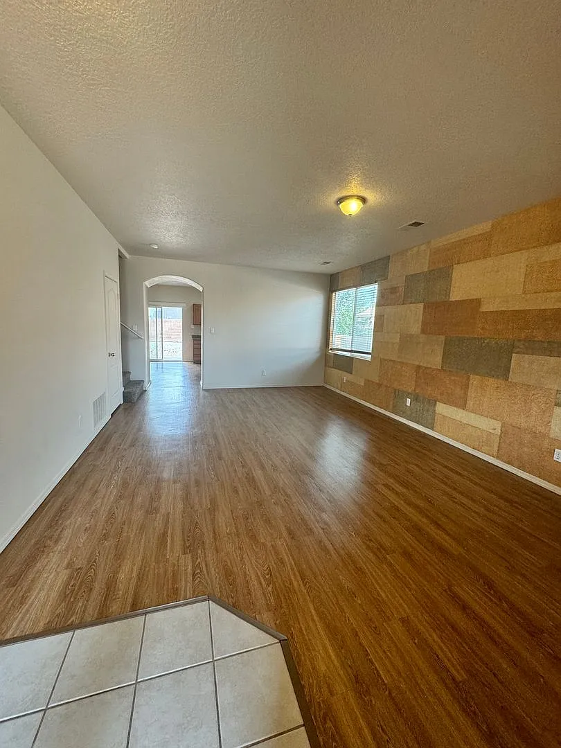 4 bed 2.5 bath home in Huning Ranch — Photo 2