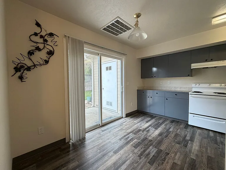 Midland 4-Plex 141 — Photo 10