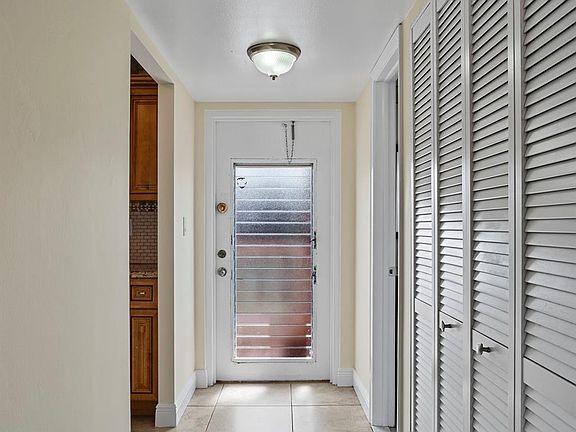 5th image of 9421 Sunrise Lakes Boulevard #209