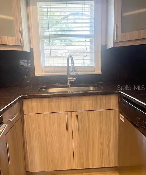 102 W Elm St — Photo 18