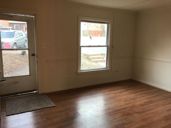 3rd image of 718 Denton Cir