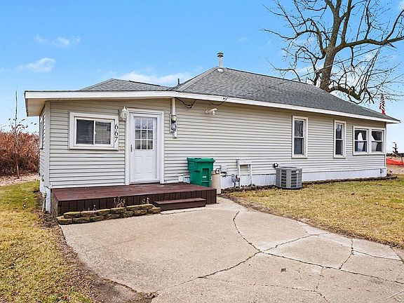 2nd image of 667 Bay Rd