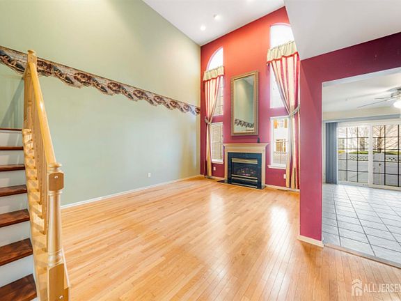 4th image of 350 Cynthia Ln