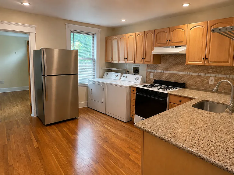 4 Leeds St #1 — Photo 3
