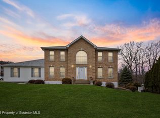 18 Oakwood Dr, Scranton, PA 18504