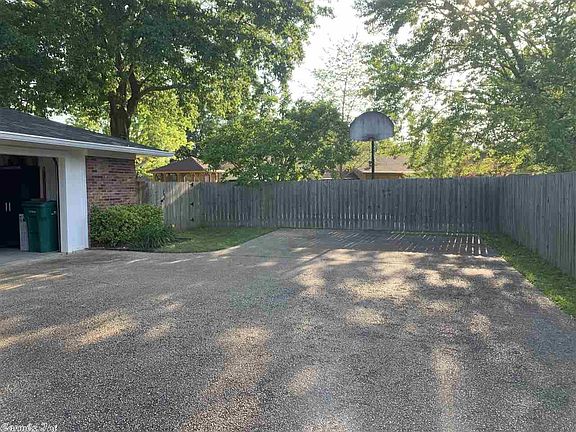 5th image of 15 Stratford Ln