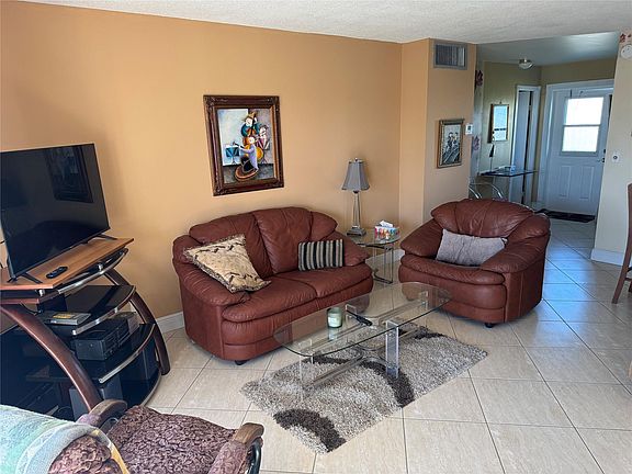 4th image of 600 NE 14th Avenue #517