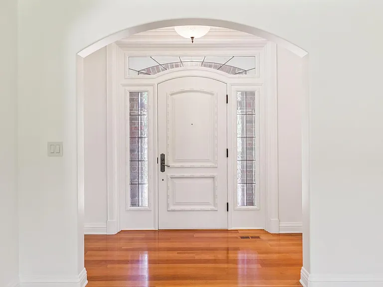 845 Windsor Dr — Photo 4