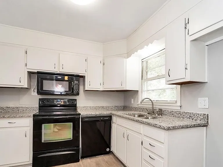 612 Marguerite Dr NW — Photo 8