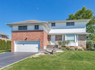 1 Clearland Rd, Syosset, NY 11791