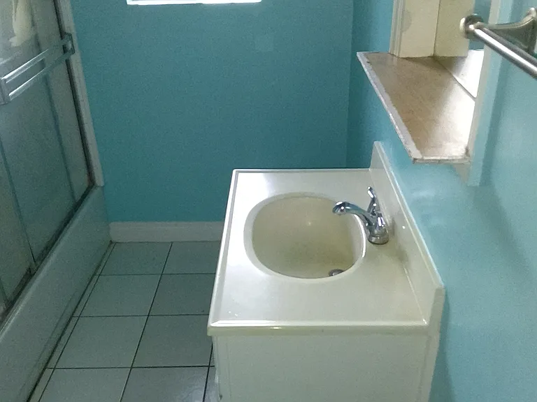 4318 Menlo - Bathroom - cheerful - ceramic tile floor for easy care - east view