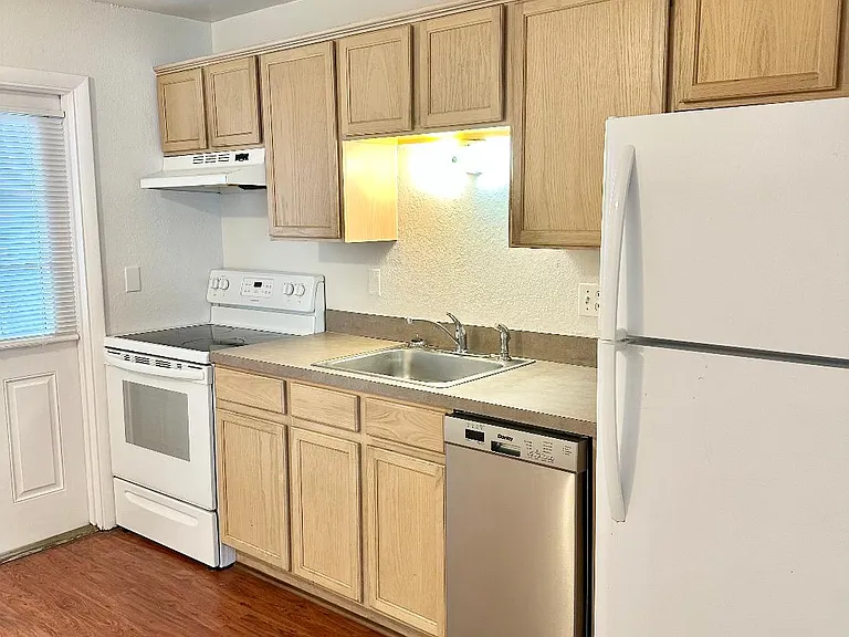 120 E Miller St — Photo 4