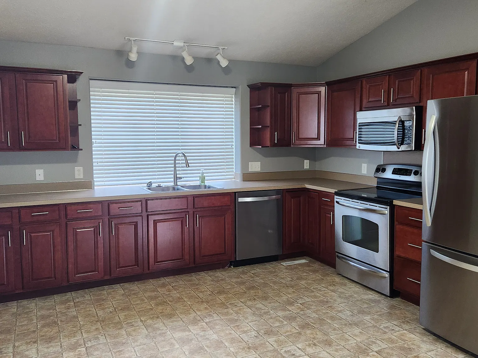 3 bed, 1378 sqft, $2,100 — Photo 2