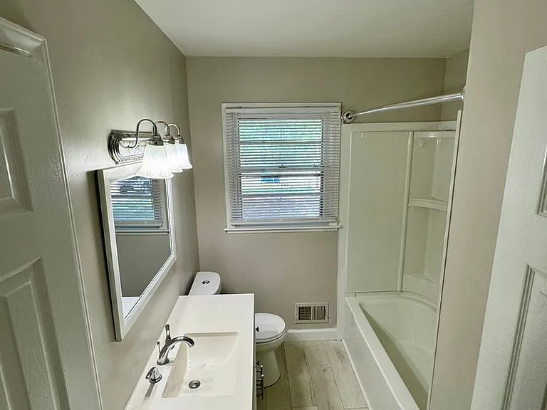 505 Locust Ln — Photo 4
