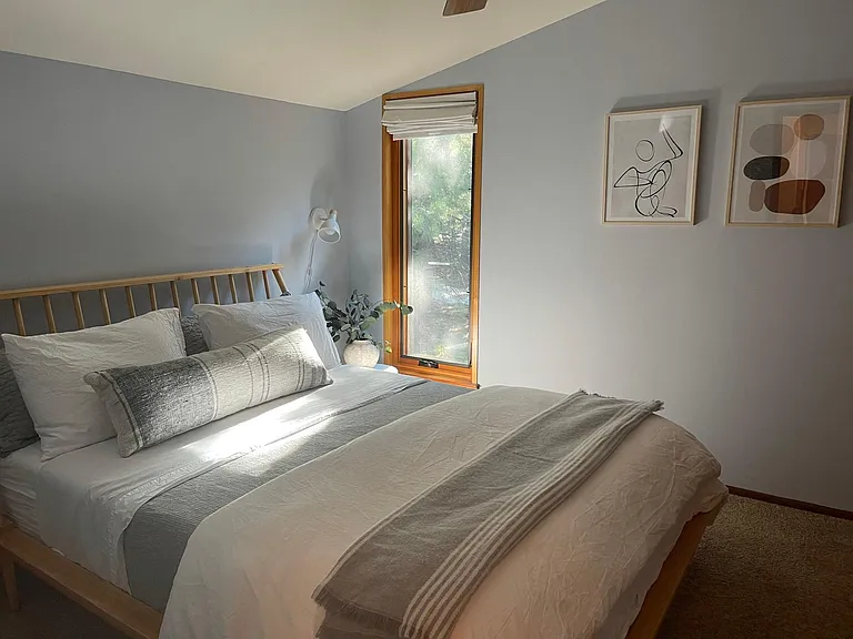 Guest bedroom with queen bed