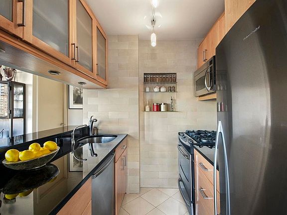 4th image of 225 W 83rd St APT 11Z