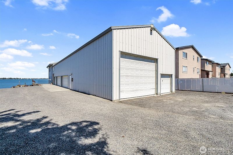 4th image of 2922 W Marina Drive
