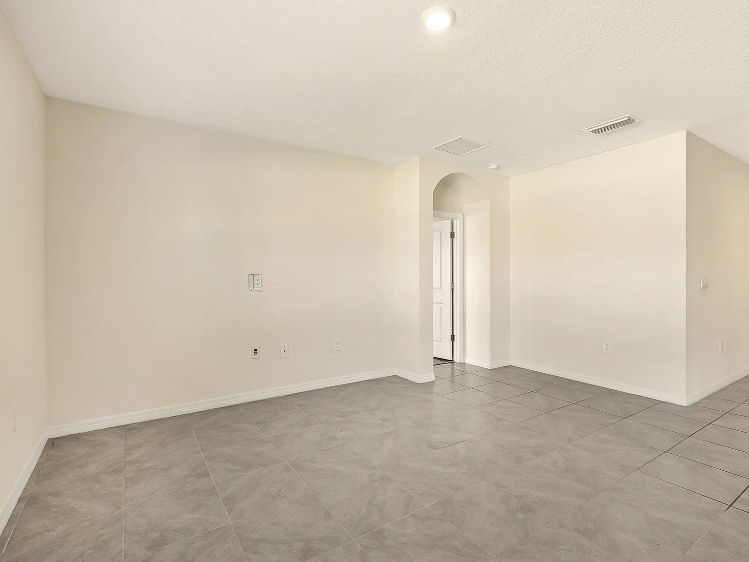 4 bed, 1812 sqft, $2,698 — Photo 4