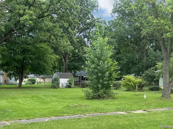 1465 McEwen St, Burton, MI 48509