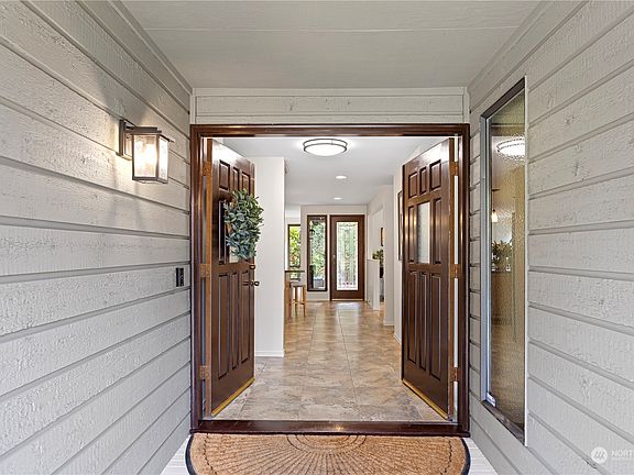 5th image of 4205 NE 203rd St