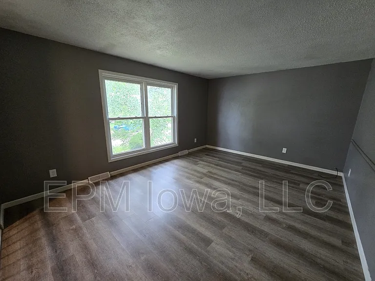 1242 Edgewood Dr — Photo 4