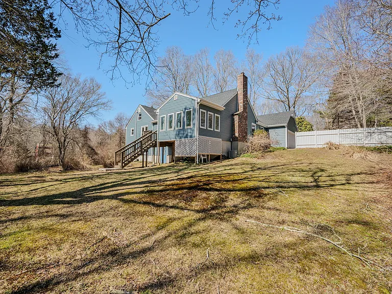 20 King James Dr — Photo 6